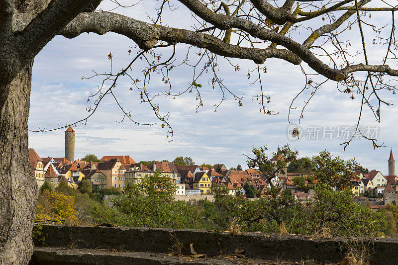 从城墙上看房子和树。Rothenburg ob der Tauber，德国